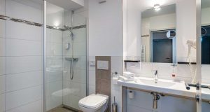 Bodentiefe Dusche/ Bad WC Erdgeschoss
